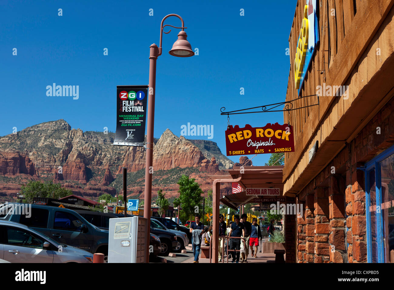 Geschäfte auf der Main Street mit roten Felsen im Hintergrund, Innenstadt, Sedona, Arizona, Vereinigte Staaten von Amerika Stockfoto