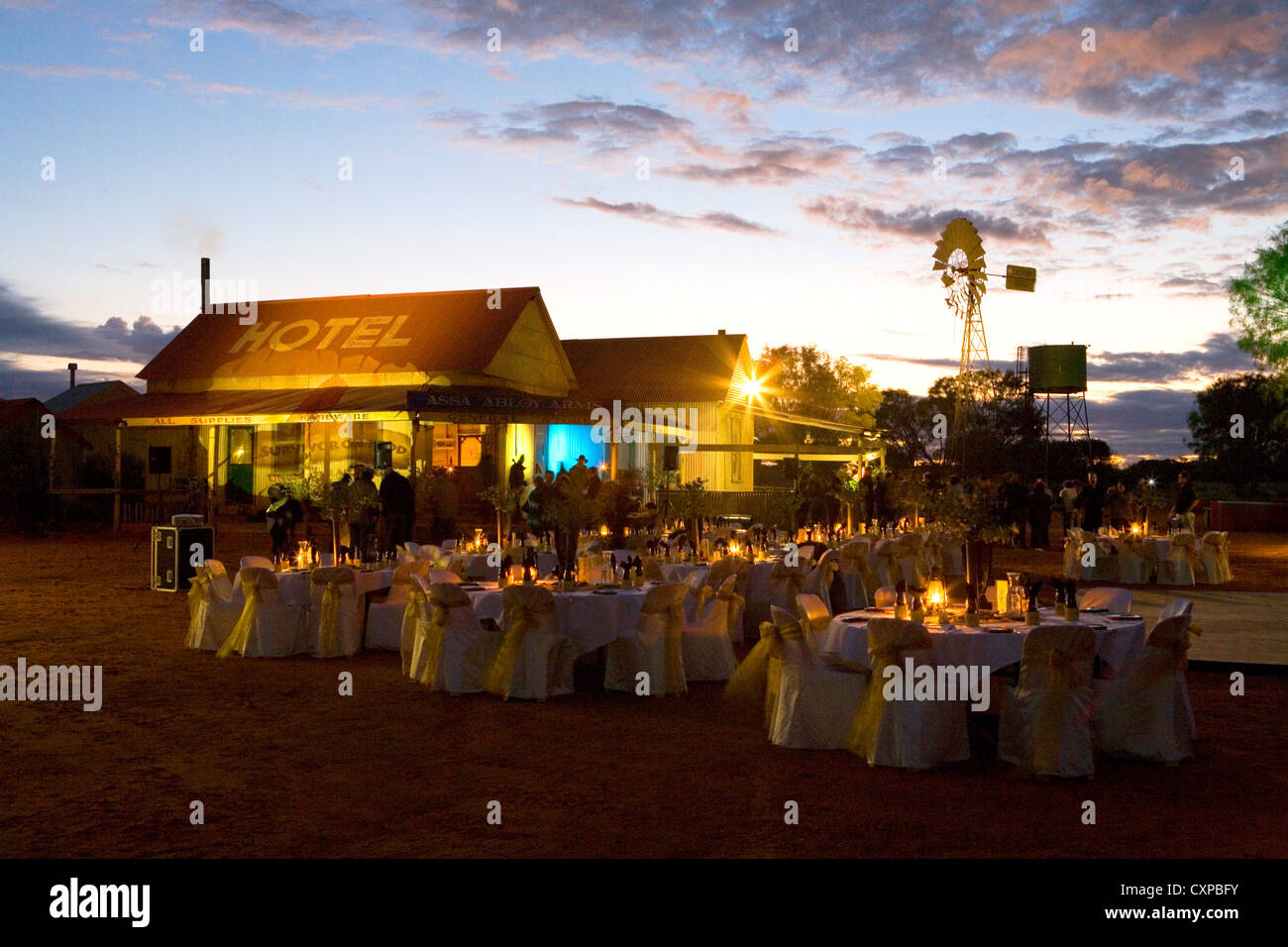Corporate Abendessen in was wurde ursprünglich als ein Film-set an der Ooraminna Station außerhalb von Alice Springs, Australien Stockfoto