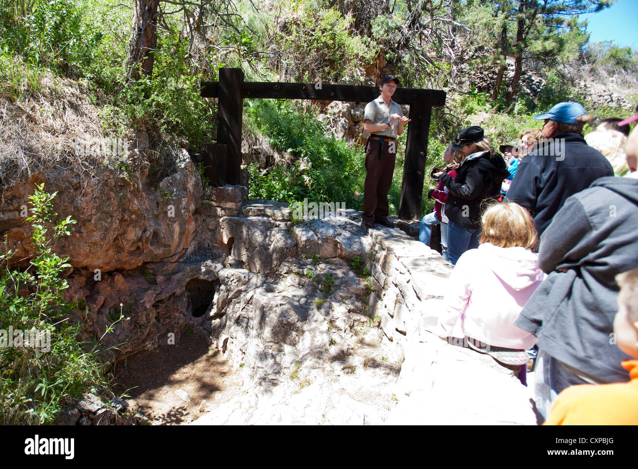 Ein Nationalpark-Service-Führer spricht für eine Gruppe von Besuchern außerhalb der natürlichen Mündung Wind Cave, Wind Cave National Park Stockfoto