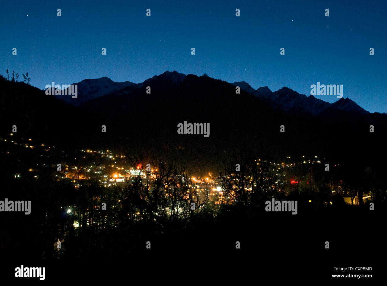 Eine Nacht-Blick auf den Himalaya Stadt von Manali in Nordindien. Stockfoto