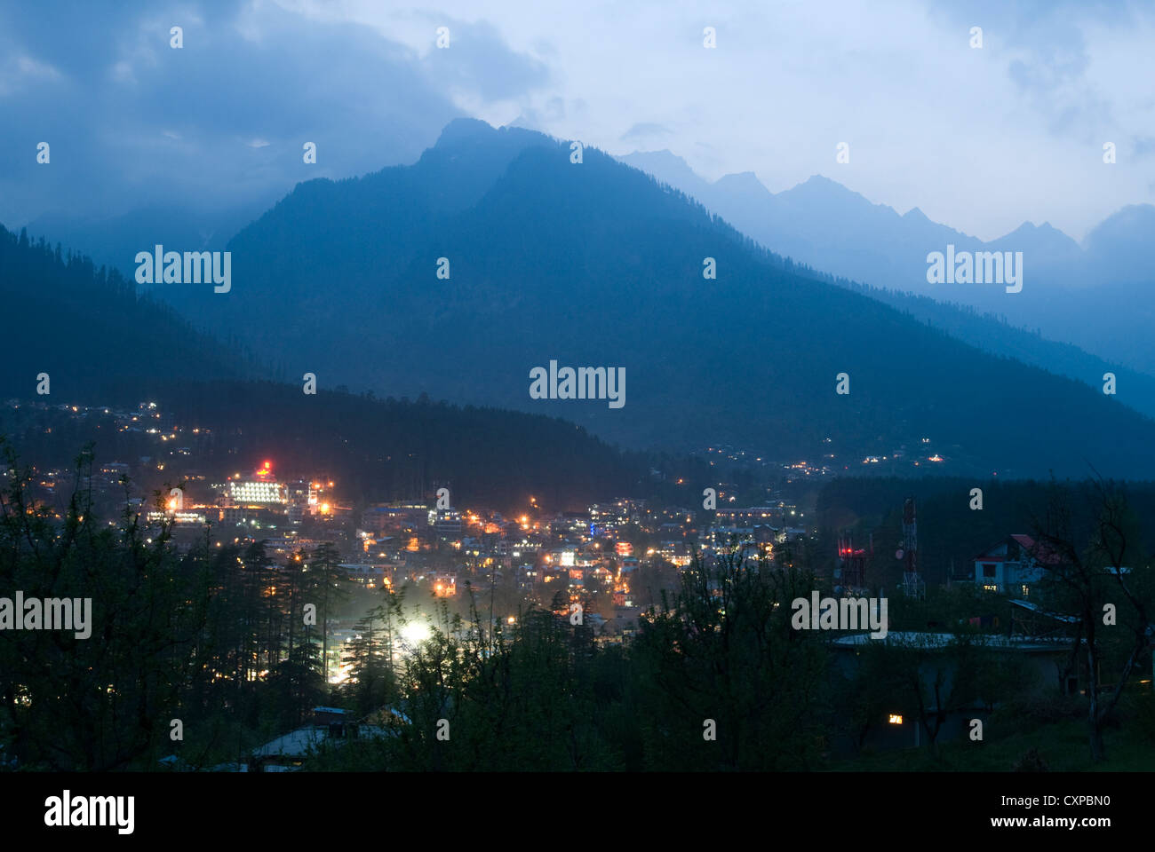 Einen Abend Blick auf den Himalaya Stadt von Manali in Nordindien. Stockfoto