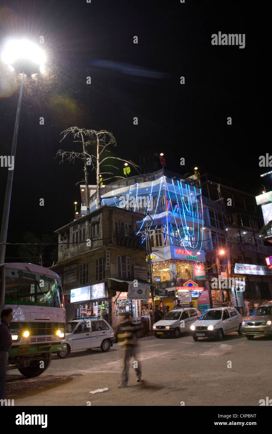 Ein Blick auf den Hauptplatz in McLeod Ganj, Nordindien, in der Nacht genommen. Stockfoto