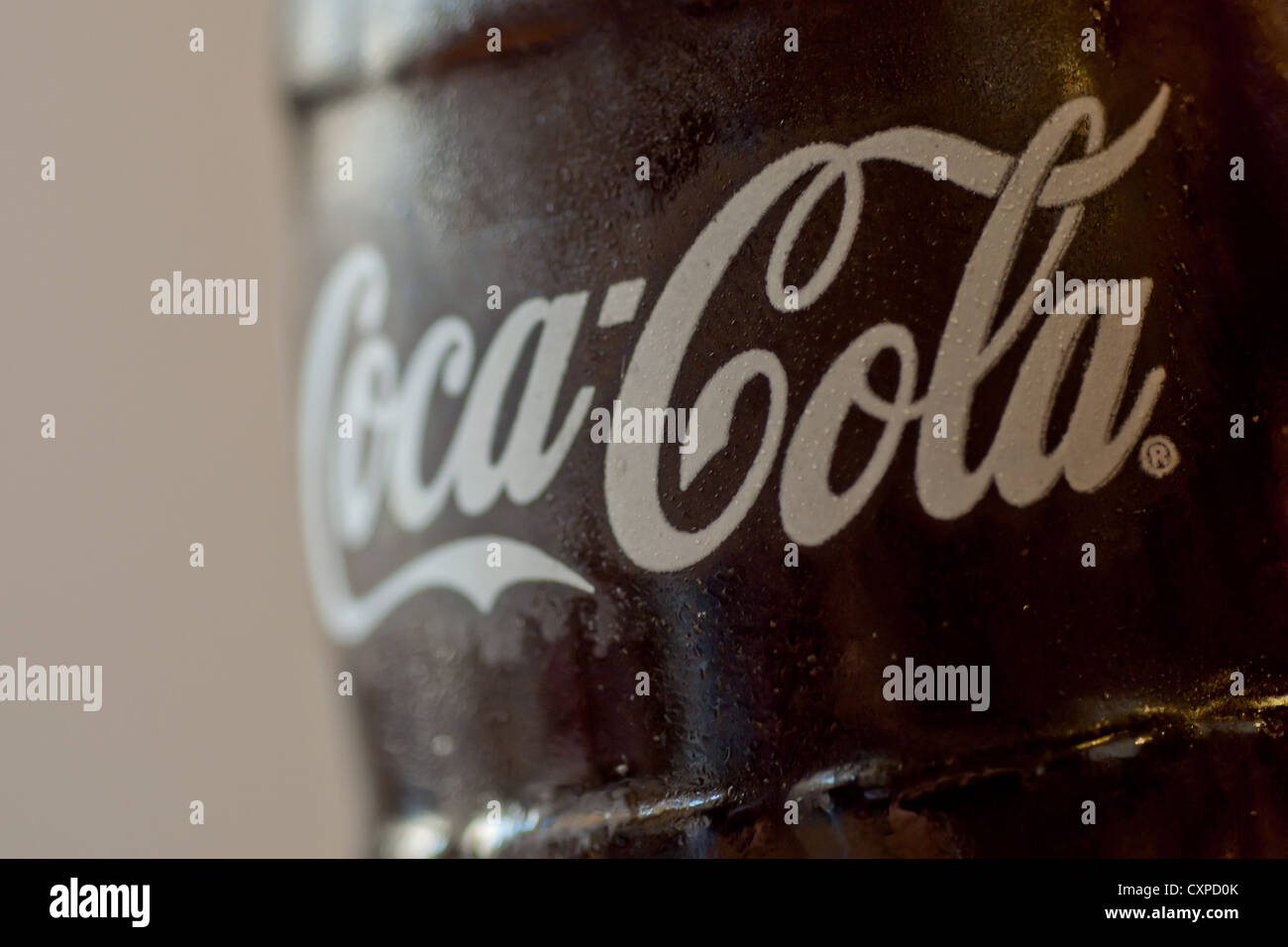 Eine Nahaufnahme von einer frischen Cola-Flasche mit dem Coca Cola-Logo. Stockfoto