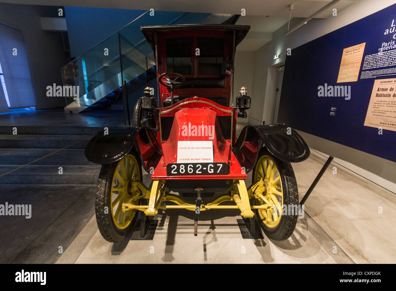 WWI-Ära Paris Taxi in das französische Militär Museum, zum Gedenken an die Rolle des zivilen taxis in 1914 Schlacht an der Marne. Stockfoto