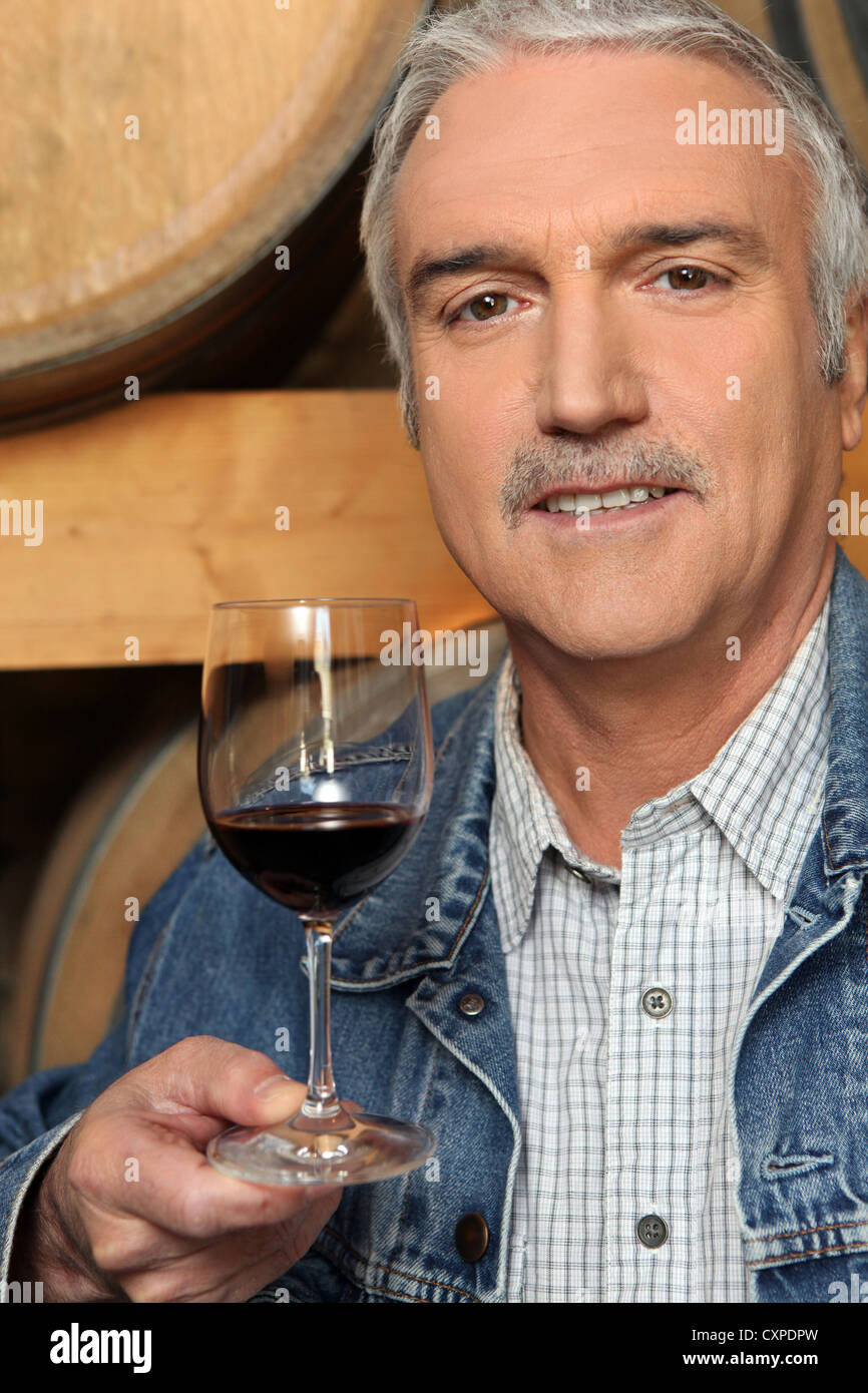 Mann ein Glas Rotwein in einem Weinberg Stockfoto