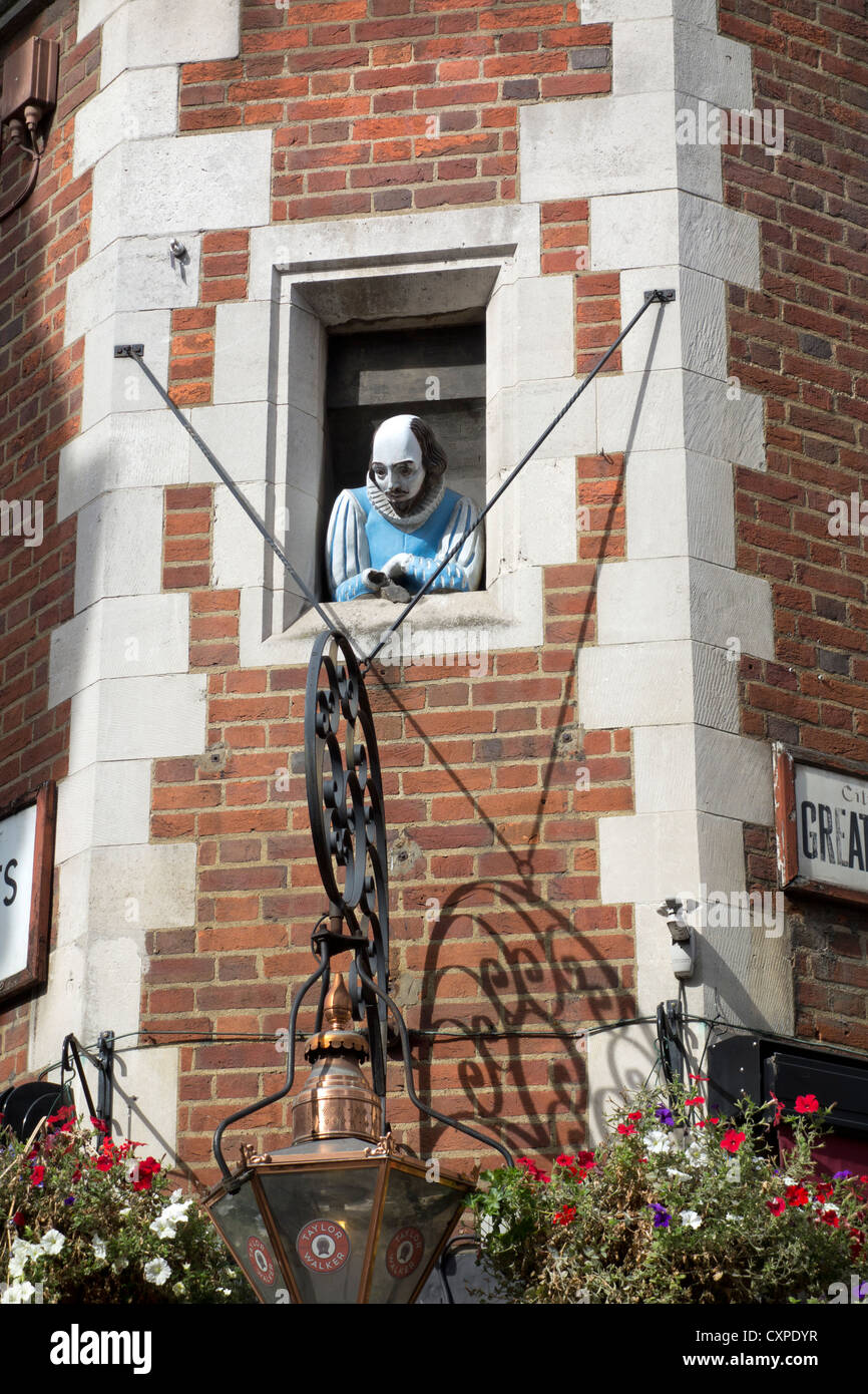 Statue von William Shakespeare aus dem Shakespeare Head Pub mit Blick auf die Carnaby Street. London UK. Stockfoto