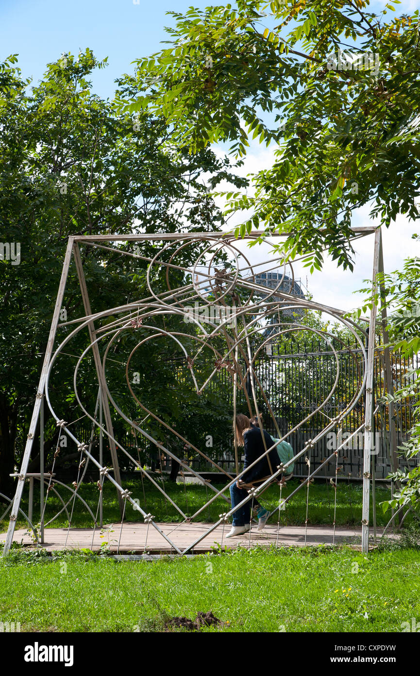 Herzform Schaukel in der Skulptur Park Moskau, Russland. Stockfoto