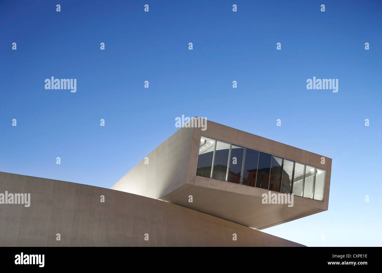 MAXXI – Nationalmuseum für das 21. Jahrhundert Kunst, Rom, Italien. Architekt: Zaha Hadid Architects, 2009. Abenddämmerung äußere Detail. Stockfoto