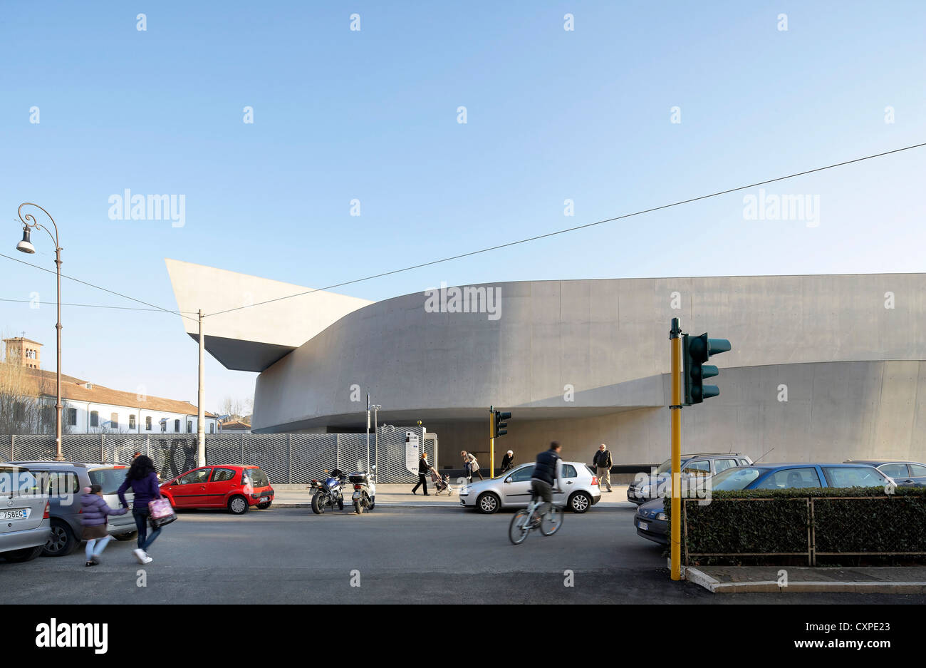 MAXXI – Nationalmuseum für das 21. Jahrhundert Kunst, Rom, Italien. Architekt: Zaha Hadid Architects, 2009. Tag von außen von der Straße. Stockfoto