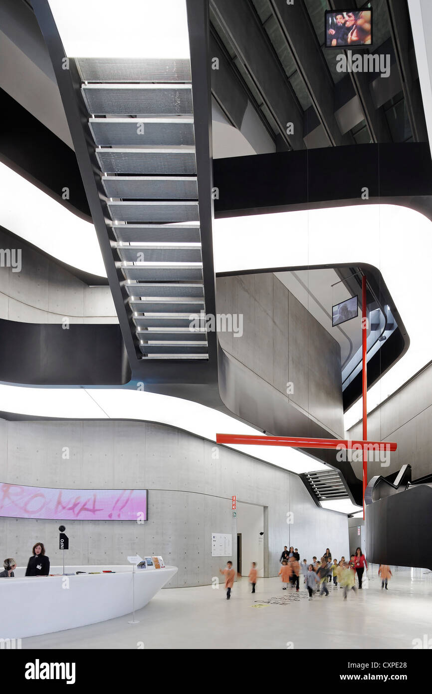 MAXXI – Nationalmuseum für das 21. Jahrhundert Kunst, Rom, Italien. Architekt: Zaha Hadid Architects, 2009. Interior Lobby mit schoo Stockfoto