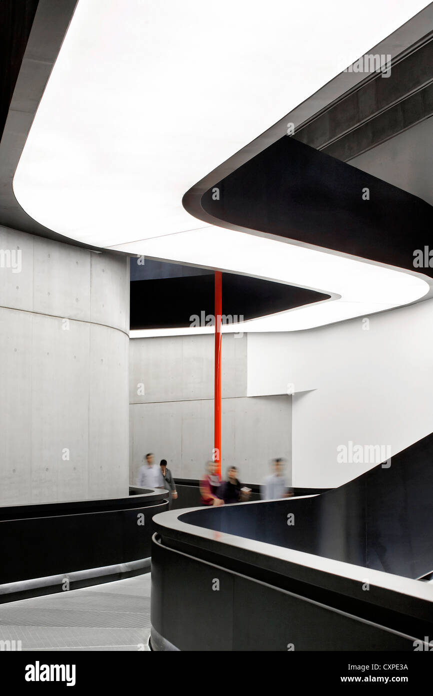 MAXXI – Nationalmuseum für das 21. Jahrhundert Kunst, Rom, Italien. Architekt: Zaha Hadid Architects, 2009. Blick entlang zu Fuß Weg. Stockfoto