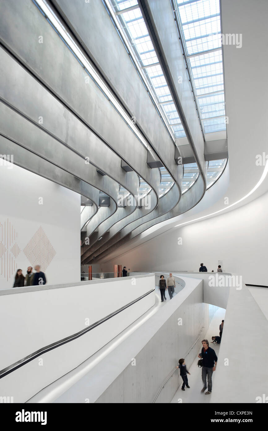 MAXXI – Nationalmuseum für das 21. Jahrhundert Kunst, Rom, Italien. Architekt: Zaha Hadid Architects, 2009. Innenansicht der Galerie. Stockfoto