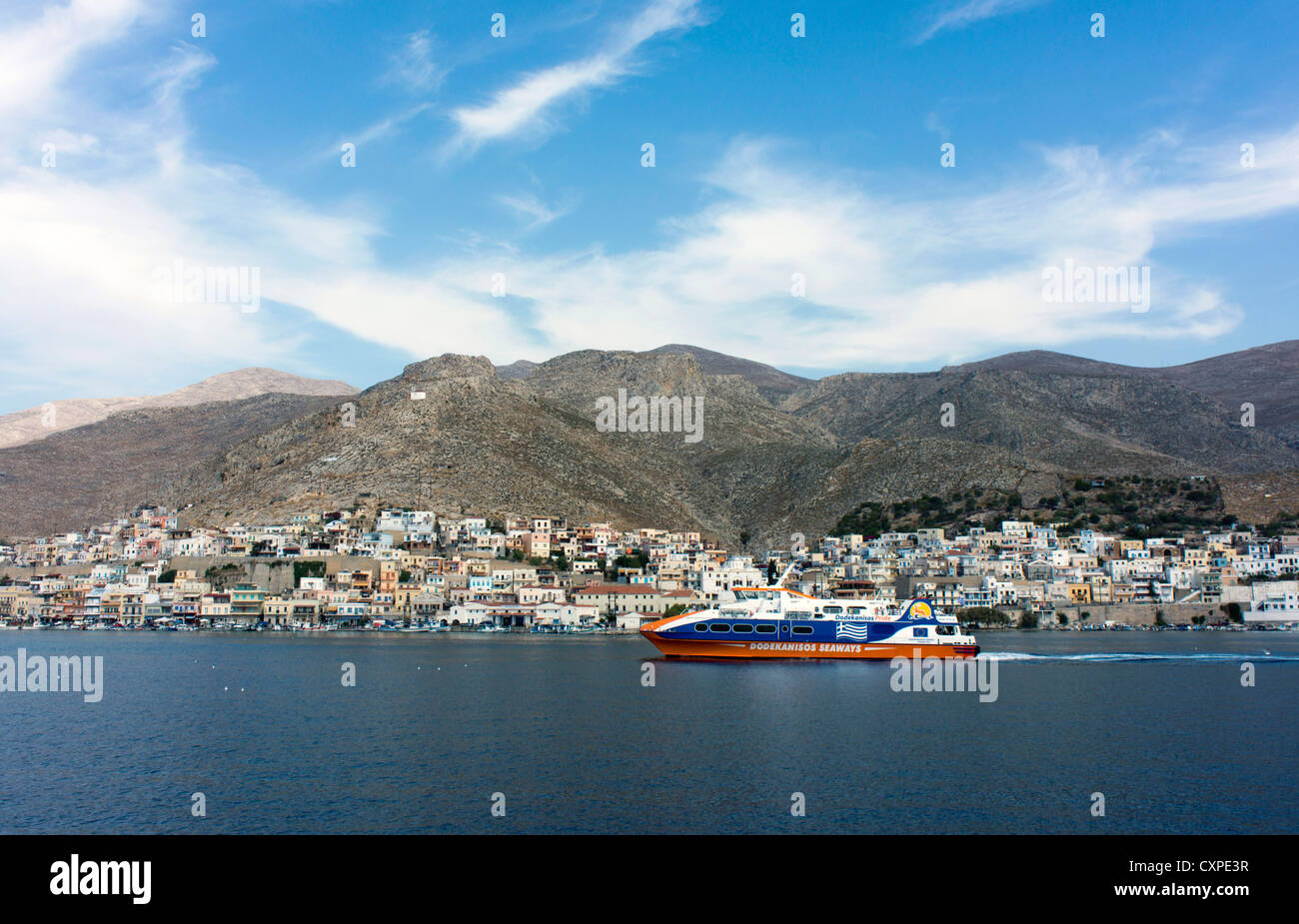 Fähre und Pothia Stadt, Kalymnos, griechische Insel, Dodekanes, Griechenland Stockfoto