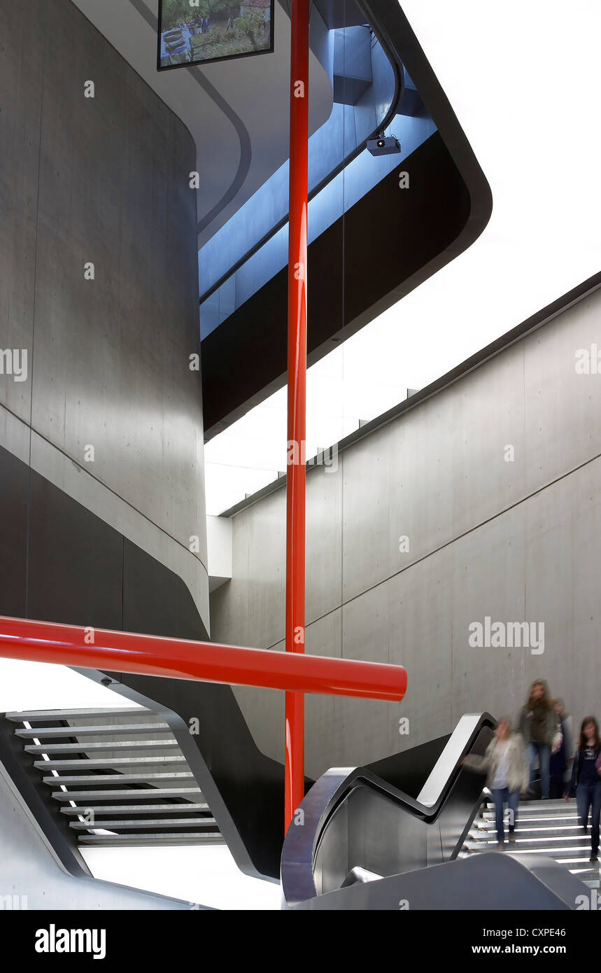 MAXXI – Nationalmuseum für das 21. Jahrhundert Kunst, Rom, Italien. Architekt: Zaha Hadid Architects, 2009. Blick auf Treppen. Stockfoto