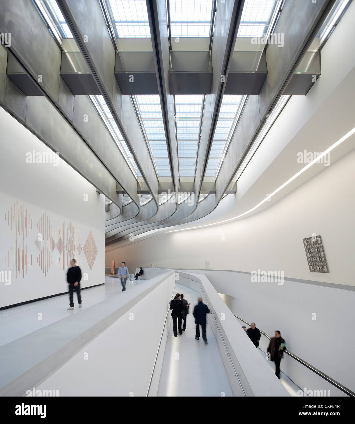 MAXXI – Nationalmuseum für das 21. Jahrhundert Kunst, Rom, Italien. Architekt: Zaha Hadid Architects, 2009. Weiten Blick entlang Galerie w Stockfoto