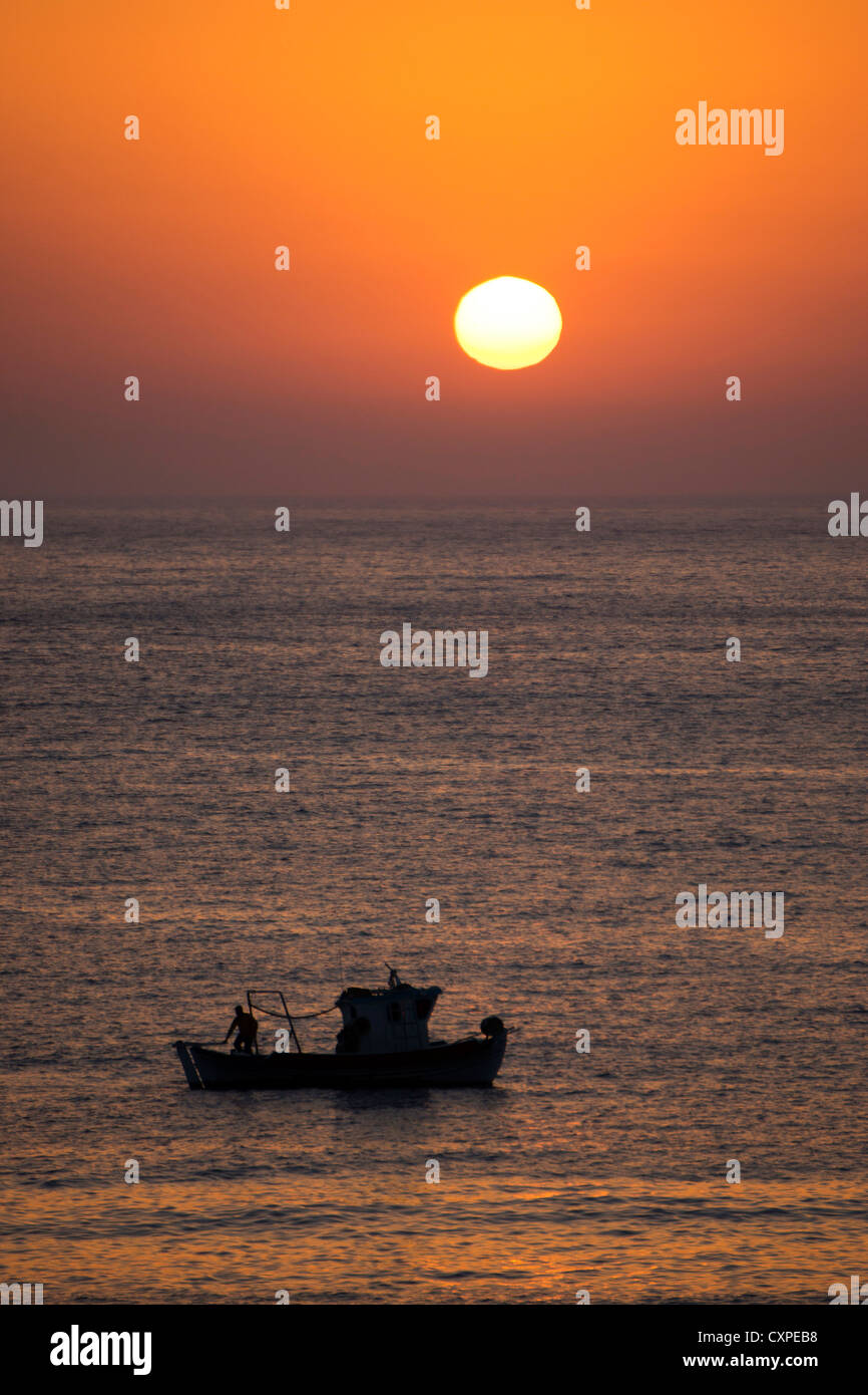 Sonnenuntergang und Fischerboot, Kalymnos, griechische Inseln, Dodekanes, Griechenland Stockfoto