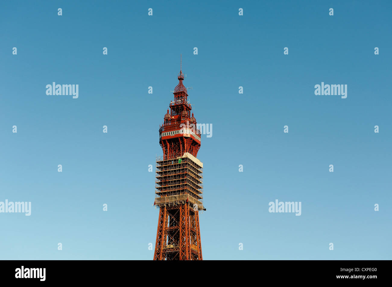 Blackpool Tower mit Gerüsten umwickelt Lancashire England uk Stockfoto