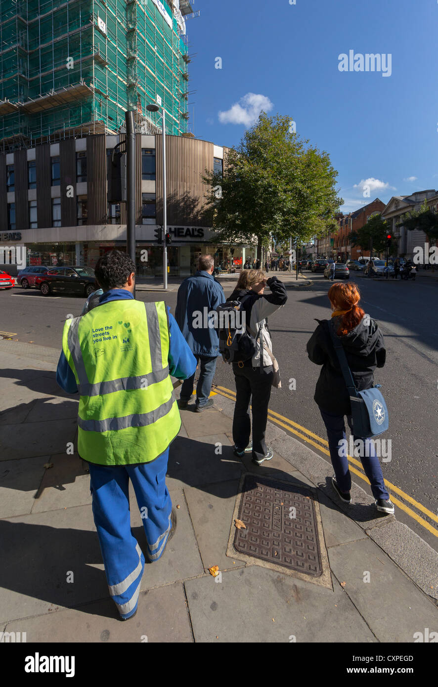 Straße Reiniger eingesetzt durch das Royal Borough of Kensington und Chelsea mit "die Straßen, in die Sie Leben Liebe" auf seinem Rücken. Stockfoto