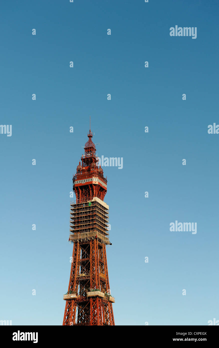 Blackpool Tower mit Gerüsten umwickelt Lancashire England uk Stockfoto