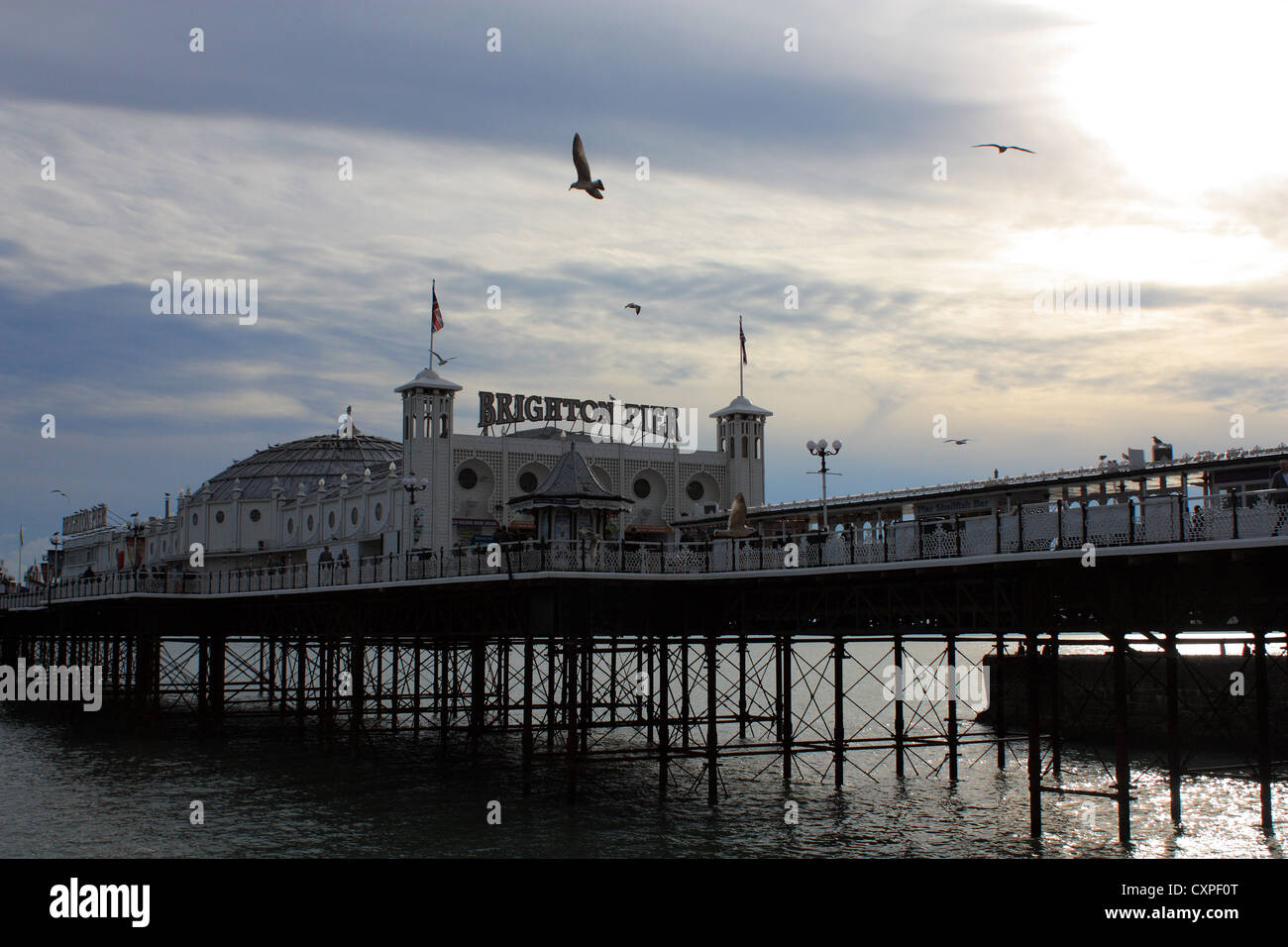 Brighton Pier in den Sonnenuntergang Stockfoto