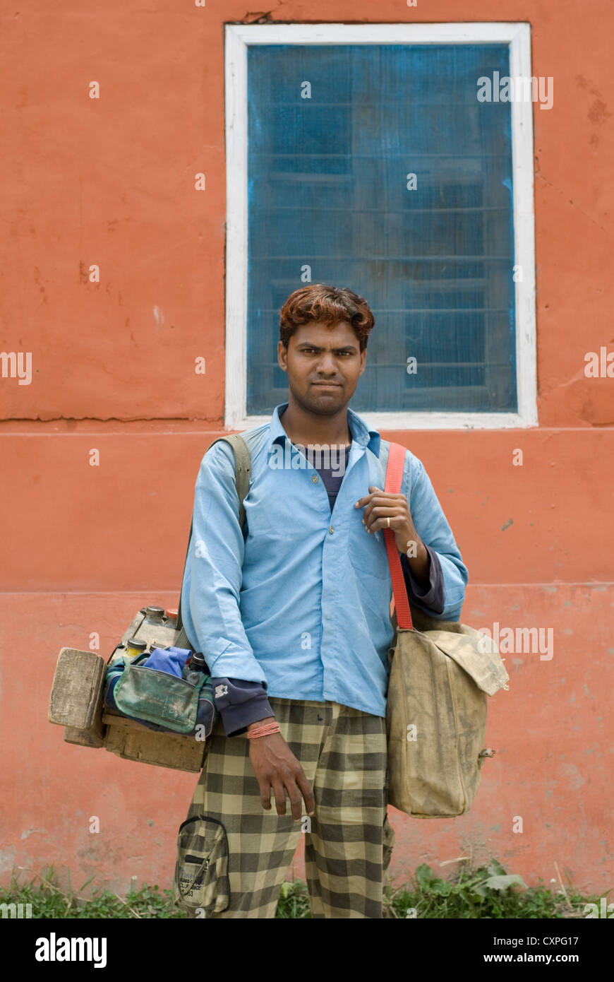 A shoe cleaner posiert für die Kamera in Manali, Nordindien Stockfoto