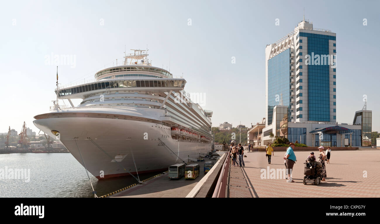 Genähte Panorama. Das Kreuzfahrtschiff "Azura" den Hafen von Odessa Stockfoto