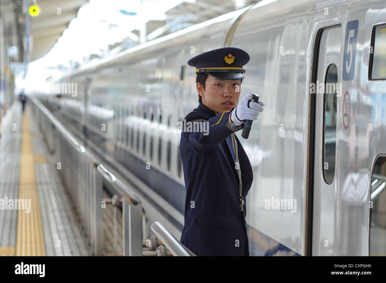 Ein Zugführer in Japan Überprüfung der Hochgeschwindigkeitszug ist bereit zu gehen. Stockfoto