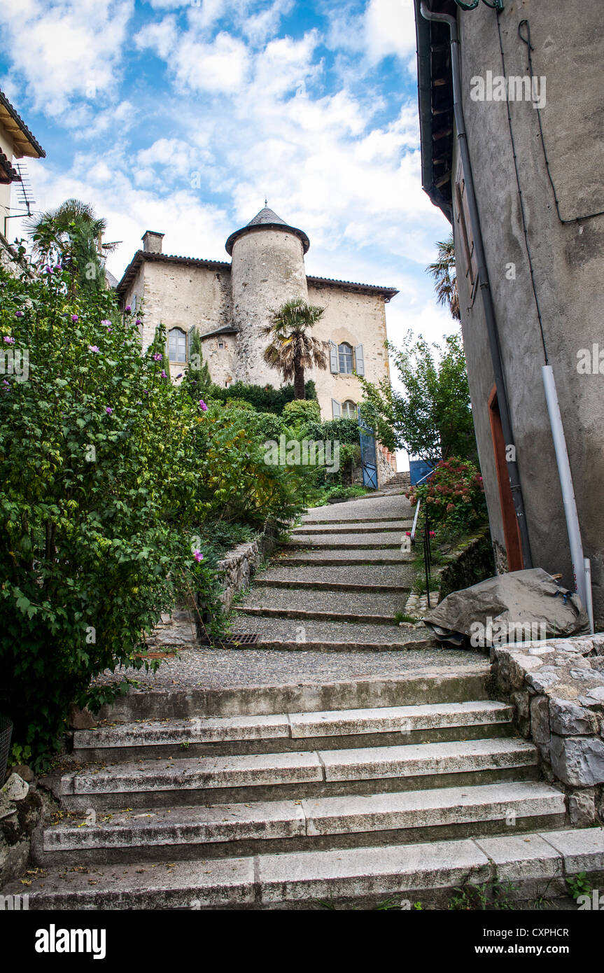 Ein Aufstieg auf die seltsam gewinkelten Treppe des Schlosses aus dem 16. Jahrhundert in Seix in der Region Midi-Pyrénées Südfrankreich. Stockfoto