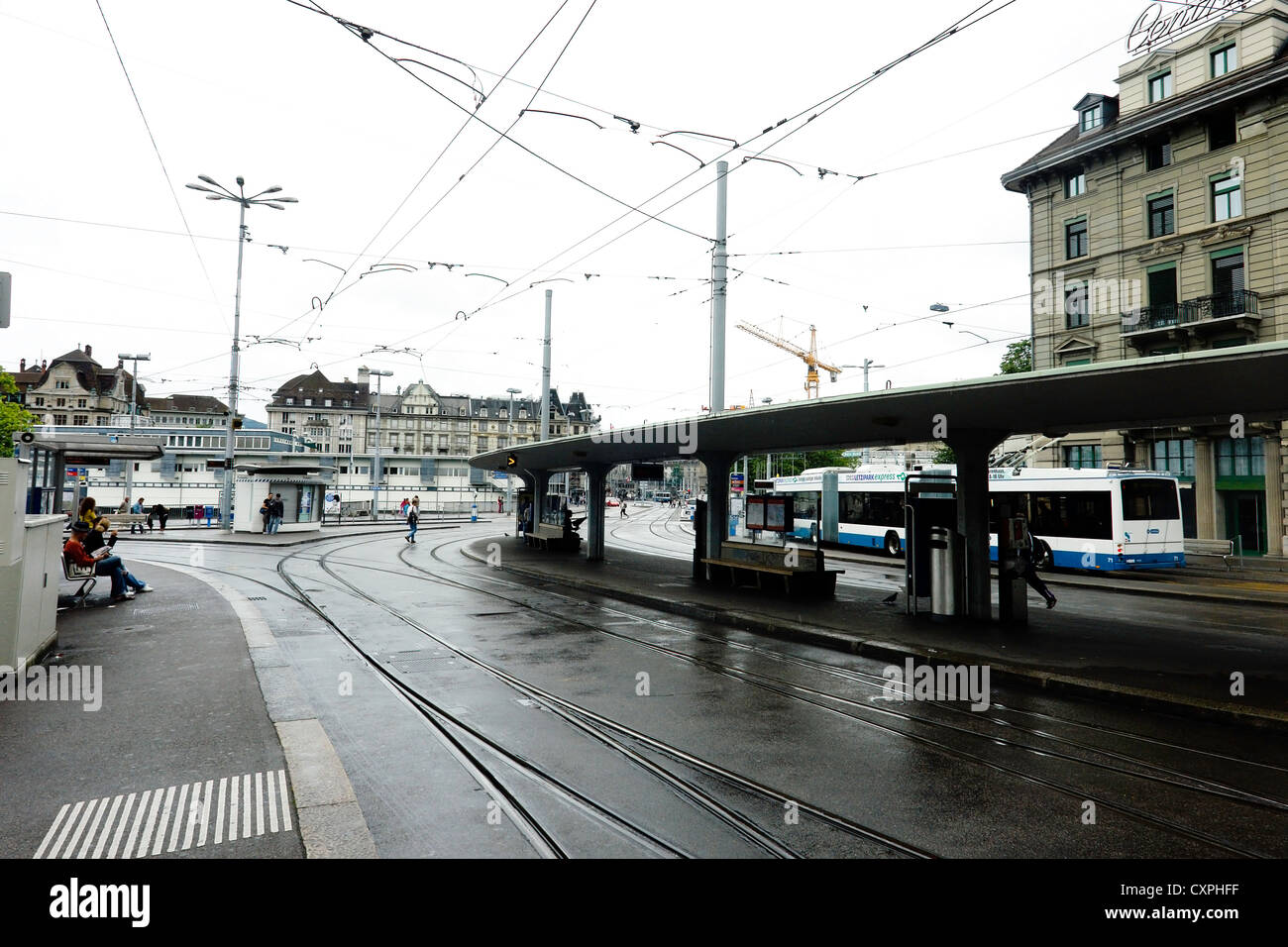 Menschen bei einer Straßenbahn halt in Zürich. Dies war eine ziemlich große Straßenbahnhaltestelle, aber gab es nur wenige Menschen auf, da es nur geregnet hatte. Stockfoto
