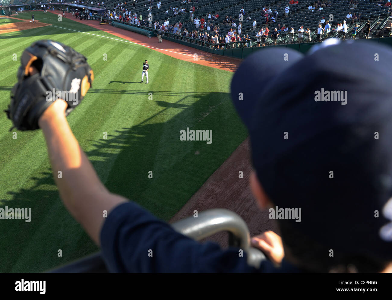 Ein junger Fan schreit ein New York Yankees Baseball-Spieler für einen Ball auf Progressive Field in Cleveland, OH Stockfoto