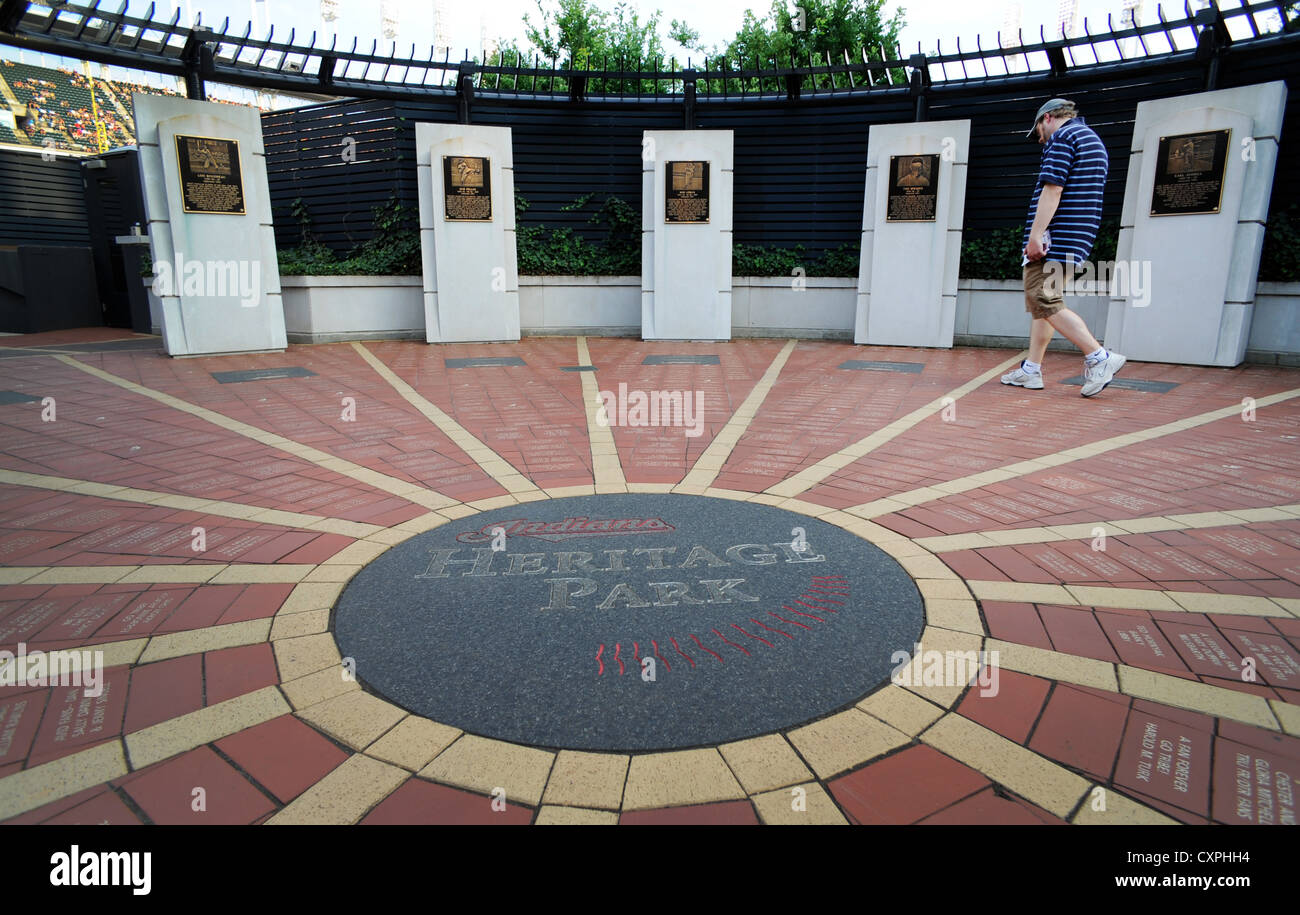 Ein Fan schaut Heritage Park in Progressive Field in Cleveland, OHIO. Stockfoto