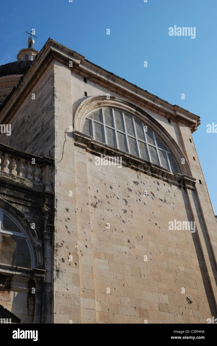 Einschusslöcher in der Wand die Himmelfahrts-Kathedrale, Dubrovnik, Kroatien. Stockfoto