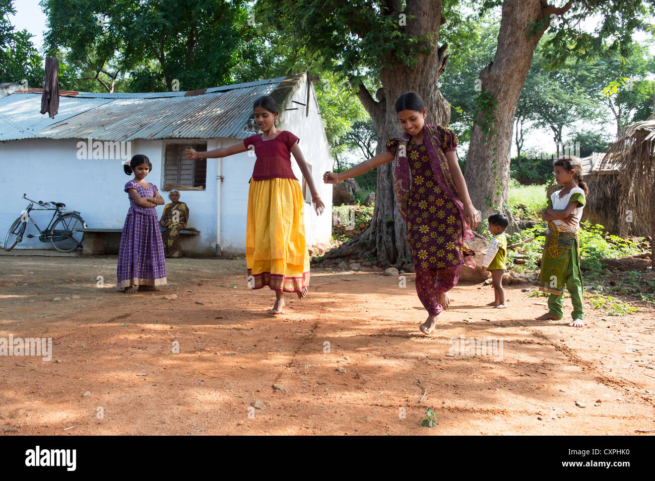 Indische Mädchen spielen in einem indischen Dorf. Andhra Pradesh, Indien Stockfoto