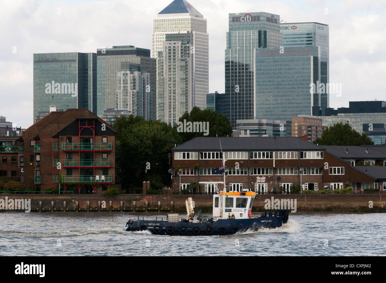 Der Port of London Authority Schlepper Impuls auf der Themse vor Canary Wharf. Stockfoto