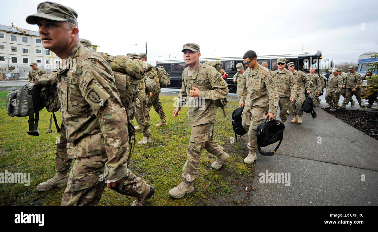 500 Soldaten des 4. Brigade Combat Teams (Airborne), 25. Infanteriedivision, kehren nach einem zehnmonatigen Einsatz in Afghanistan nach Elmendorf-Richardson zurück. Sie werden bei einer Homecoming-Zeremonie mit ihren Familien begrüßt. Stockfoto
