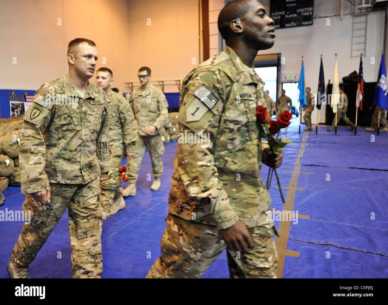 500 Soldaten der 4th Brigade Combat Team (Airborne), 25th Infantry Division, kehren nach einem zehnmonatigen Einsatz in Afghanistan auf die Joint Base Elmendorf-Richardson zurück, um ihre Heimkehr mit einer Zeremonie und Familientreffen zu feiern. Stockfoto