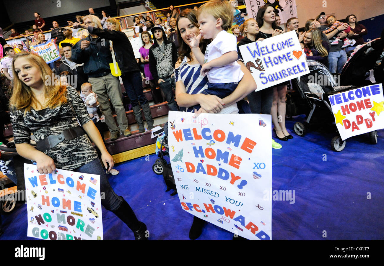 500 Soldaten der 4th Brigade Combat Team (Airborne), 25th Infantry Division, kehrten am 6. Oktober 2012 nach einem zehnmonatigen Einsatz in Afghanistan auf die Joint Base Elmendorf-Richardson in Alaska zurück. Eine Homecoming-Zeremonie im Buckner Physical Fitness Center markierte ihr Wiedersehen mit Familien. Stockfoto