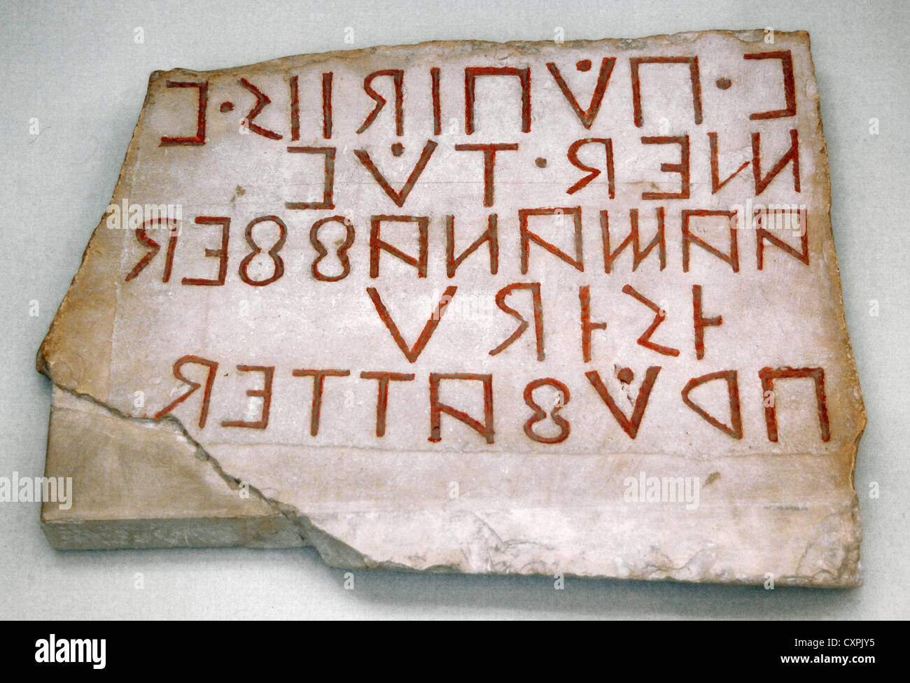 Stele mit oskische Inschrift. Fragment in den inneren Bogen der Nola Gate gelegen. Pompeji, Italien. British Museum. London. Stockfoto