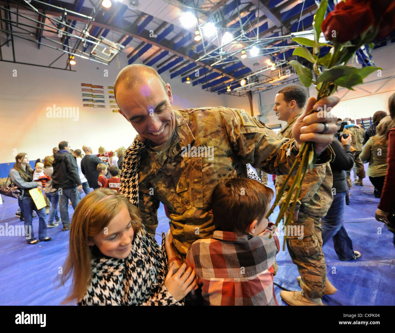500 Soldaten des 4. Brigade Combat Teams (Airborne), 25. Infanteriedivision, kehren nach einem zehnmonatigen Einsatz in Afghanistan auf die Joint Base Elmendorf-Richardson in Alaska zurück. Die Soldaten werden in einer Homecoming-Zeremonie mit ihren Familien geehrt. Stockfoto