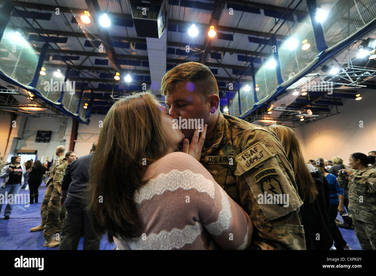 500 Soldaten der 4. Brigade Combat Team (Airborne), 25. Infanteriedivision, kehren nach einem zehnmonatigen Einsatz in Afghanistan auf die Joint Base Elmendorf-Richardson zurück. Die Soldaten wurden in einer Homecoming-Zeremonie geehrt, bei der sie sich mit ihren Familien wiedervereinten. Stockfoto