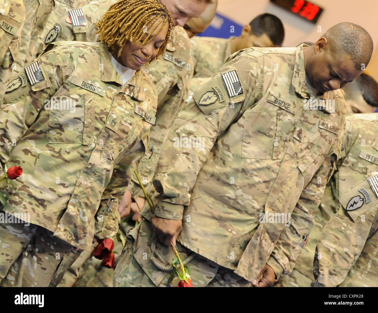 Fünfhundert Soldaten der 4. Brigade Combat Team (Airborne), 25. Infanteriedivision, kehren nach einem zehnmonatigen Einsatz in Afghanistan auf die Joint Base Elmendorf-Richardson zurück. Stockfoto