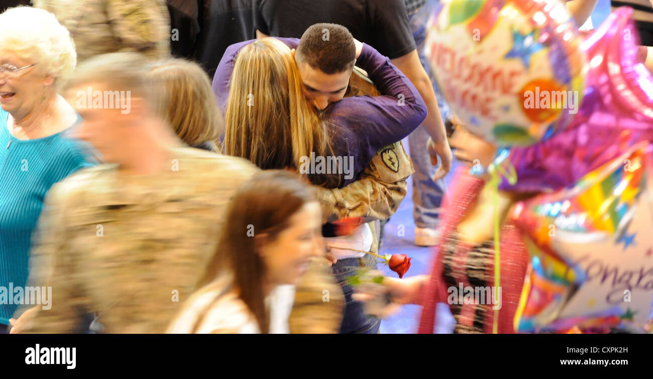 500 Soldaten der 4. Brigade Combat Team (Airborne), 25. Infanteriedivision, kehren am 6. Oktober 2012 nach einem zehnmonatigen Einsatz in Afghanistan zur Joint Base Elmendorf-Richardson zurück. Eine Homecoming-Zeremonie im Buckner Physical Fitness Center brachte die Soldaten mit ihren Familien zusammen. Stockfoto
