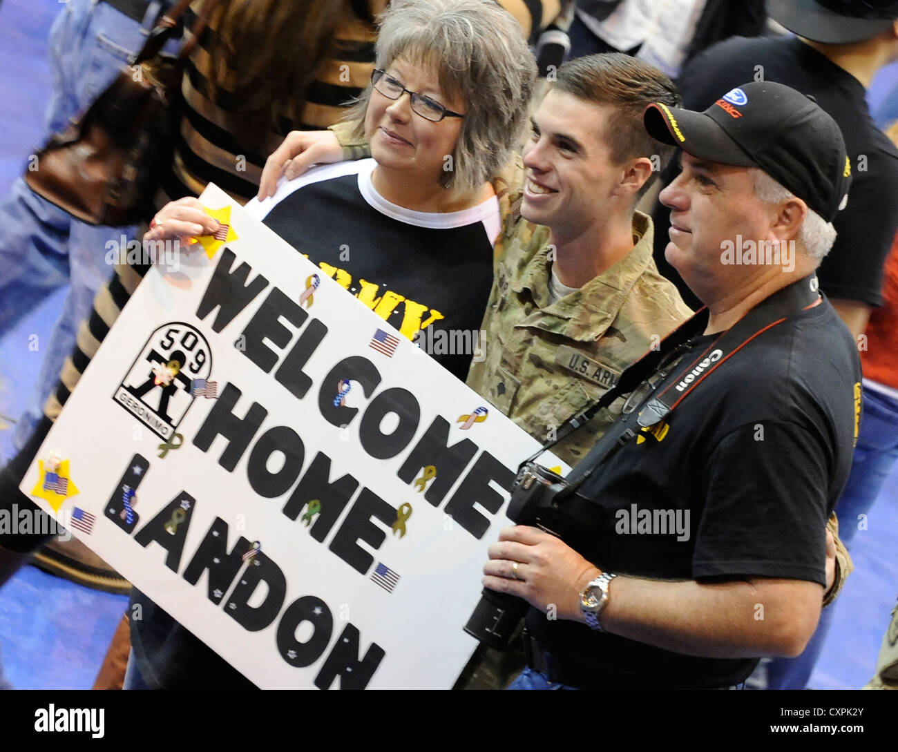 500 Soldaten der 4. Brigade Combat Team (Airborne), 25. Infanteriedivision, kehren nach einem zehnmonatigen Einsatz in Afghanistan auf die Joint Base Elmendorf-Richardson zurück. Stockfoto