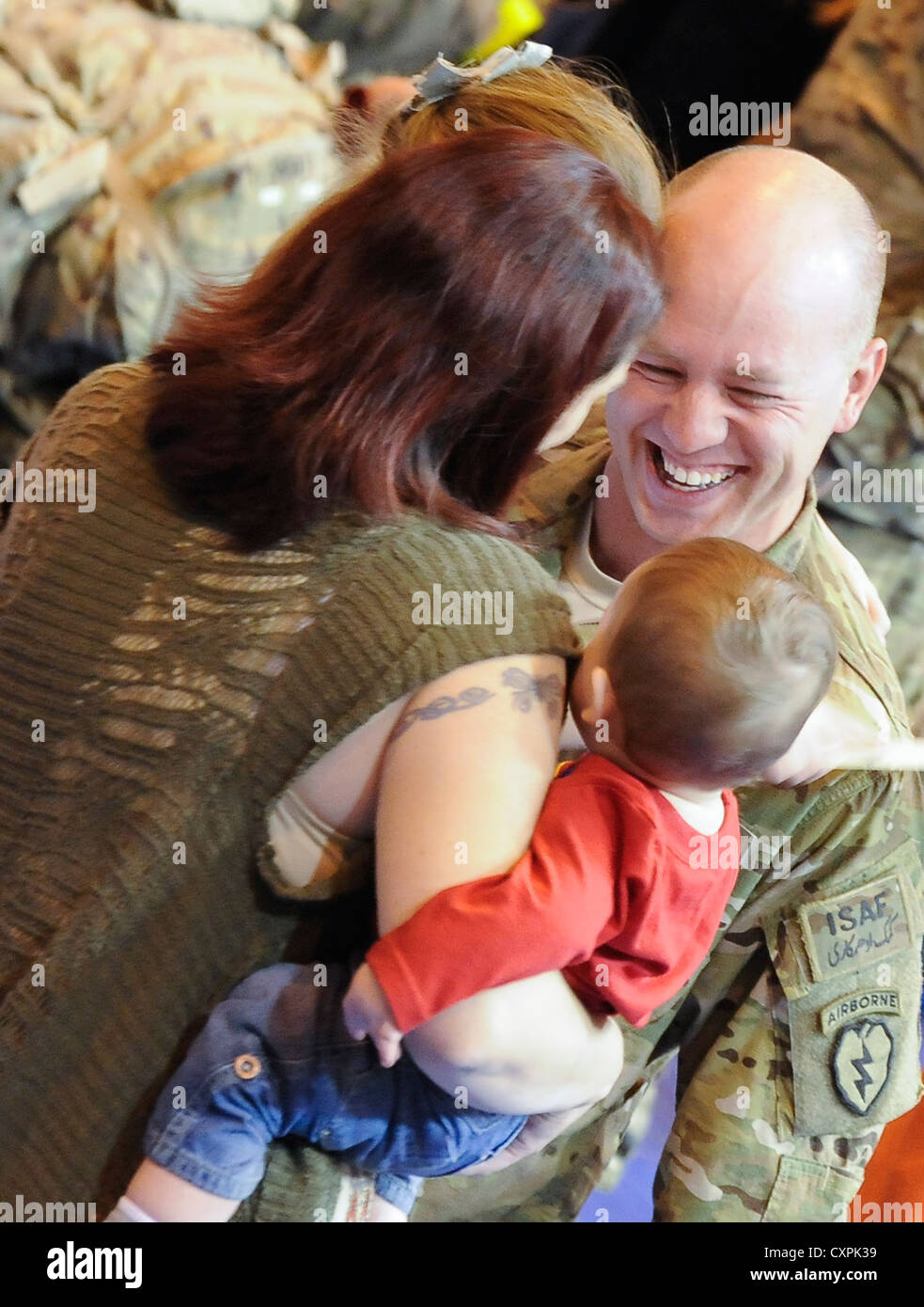 Soldaten des 4. Brigade Combat Teams (Airborne) kehren nach einem zehnmonatigen Einsatz in Afghanistan auf die Joint Base Elmendorf-Richardson zurück und treffen sich mit ihren Familien während einer Homecoming-Zeremonie wieder. Stockfoto
