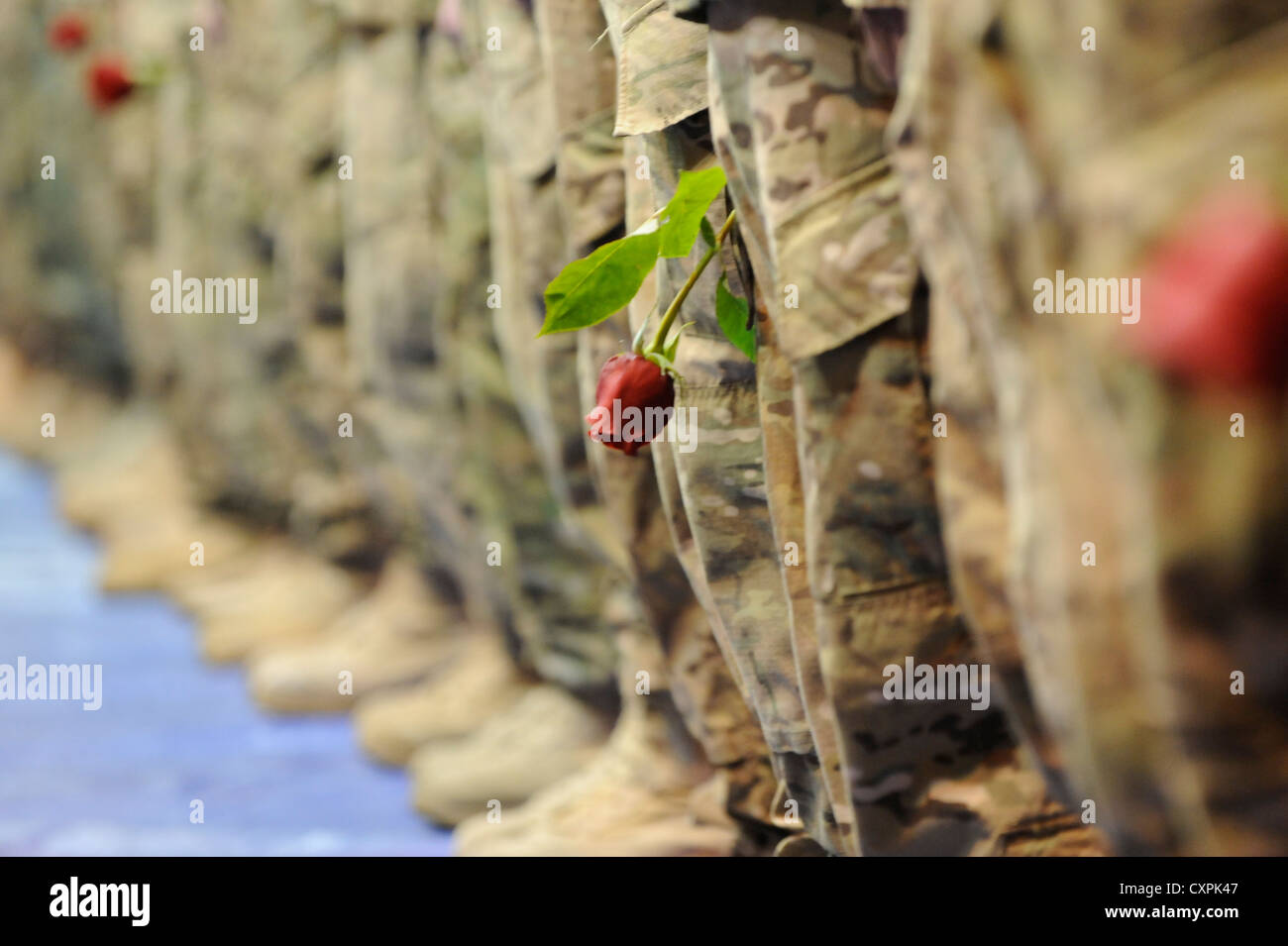 500 Soldaten der 4. Brigade Combat Team, 25. Infanteriedivision, kehren nach einem zehnmonatigen Einsatz in Afghanistan zur Joint Base Elmendorf-Richardson, Alaska, zurück, wo sie mit ihren Familien während einer Homecoming-Zeremonie wieder vereint werden. Stockfoto