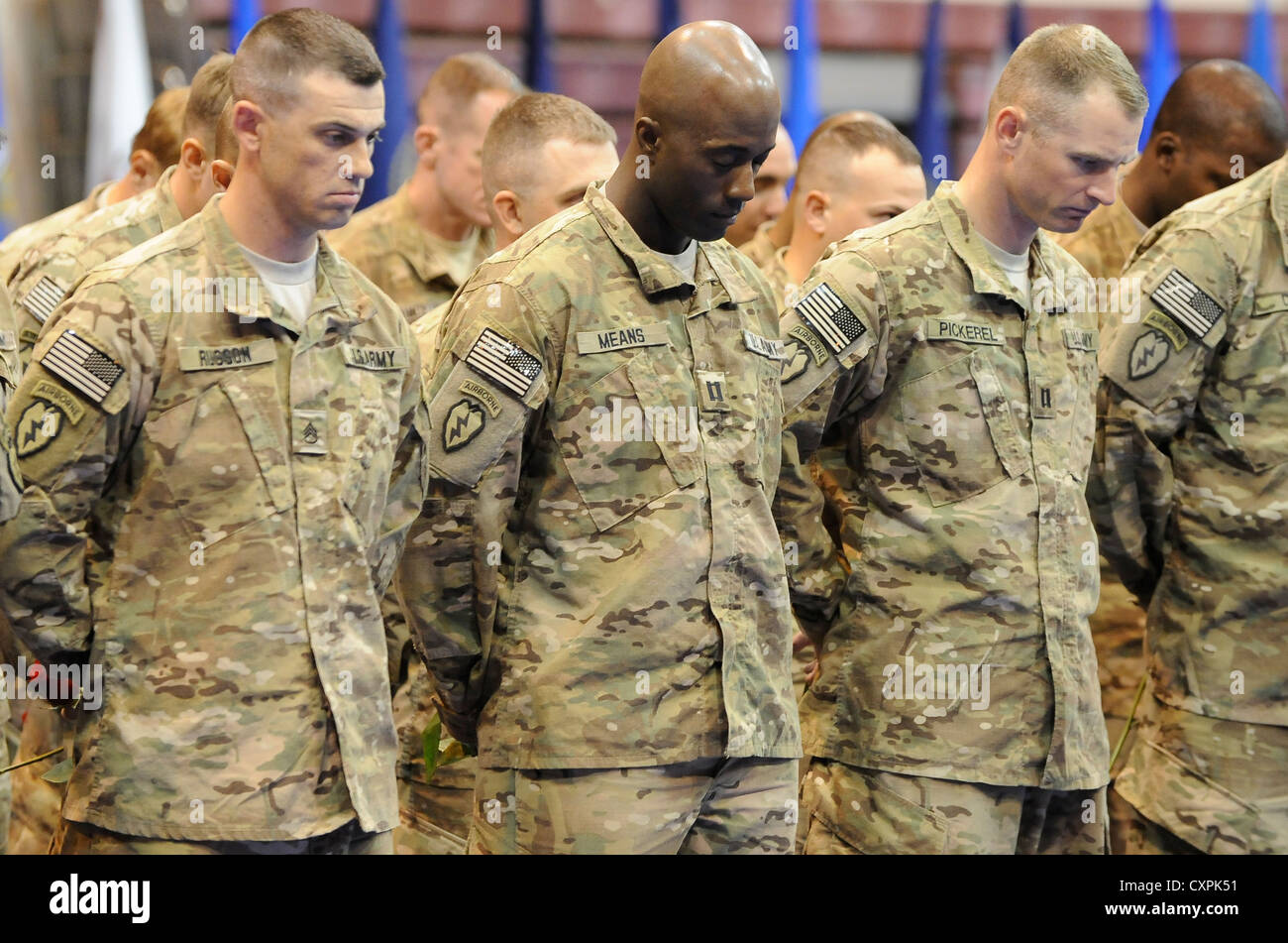 500 Soldaten der 4. Brigade Combat Team (Airborne), 25. Infanteriedivision, kehren nach einem zehnmonatigen Einsatz in Afghanistan auf die Joint Base Elmendorf-Richardson zurück und treffen sich mit Familien während einer Homecoming-Zeremonie wieder. Stockfoto