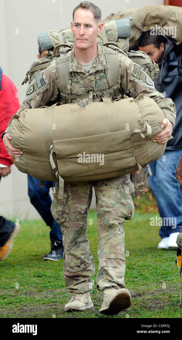 500 Soldaten der 4. Brigade Combat Team (Airborne), 25. Infanteriedivision, kehren nach einem zehnmonatigen Einsatz in Afghanistan, der in einer Homecoming-Zeremonie gefeiert wurde, auf die Joint Base Elmendorf-Richardson zurück. Stockfoto