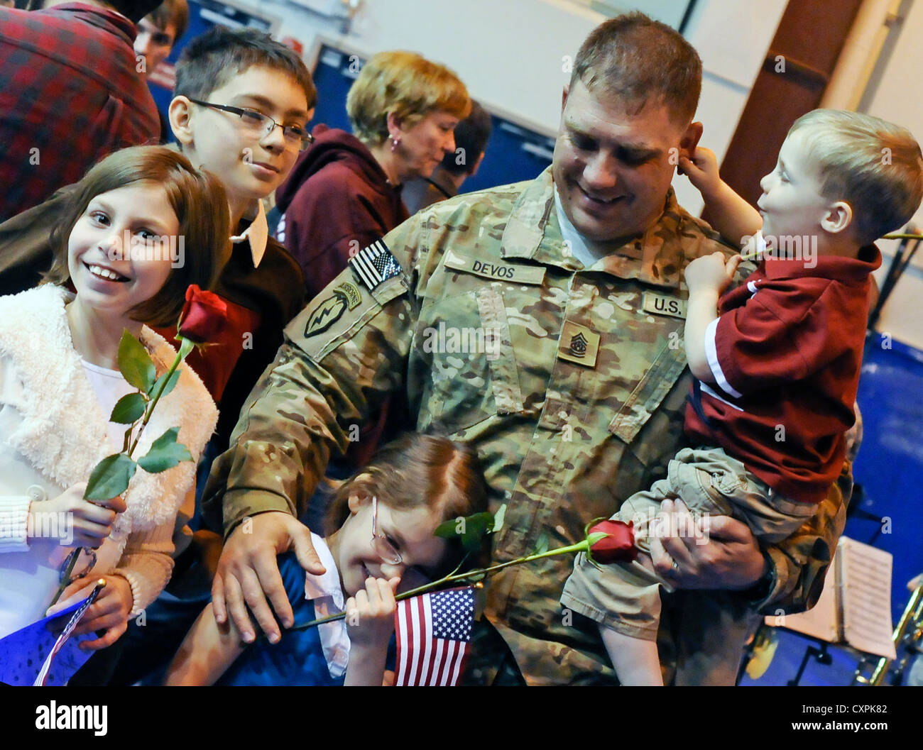 500 Soldaten des 4. Brigade Combat Teams (Airborne), 25. Infanteriedivision, kehren nach einem zehnmonatigen Einsatz in Afghanistan auf die Joint Base Elmendorf-Richardson in Alaska zurück. Die Homecoming-Zeremonie feiert ihre sichere Rückkehr und Wiedersehen mit ihren Familien im Buckner Physical Fitness Center. Stockfoto
