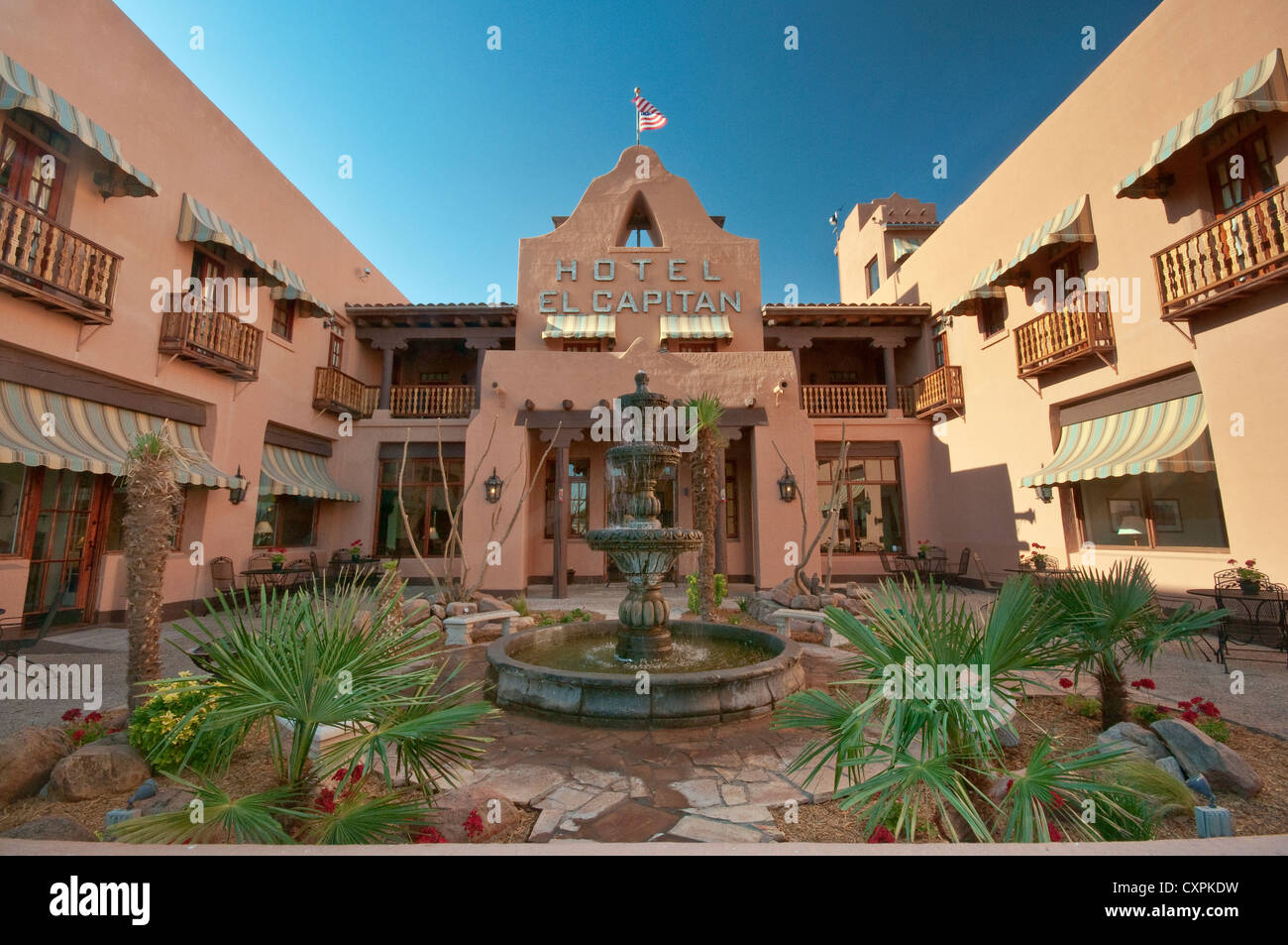 Hof am historischen Hotel El Capitan in Van Horn, Texas, USA Stockfoto