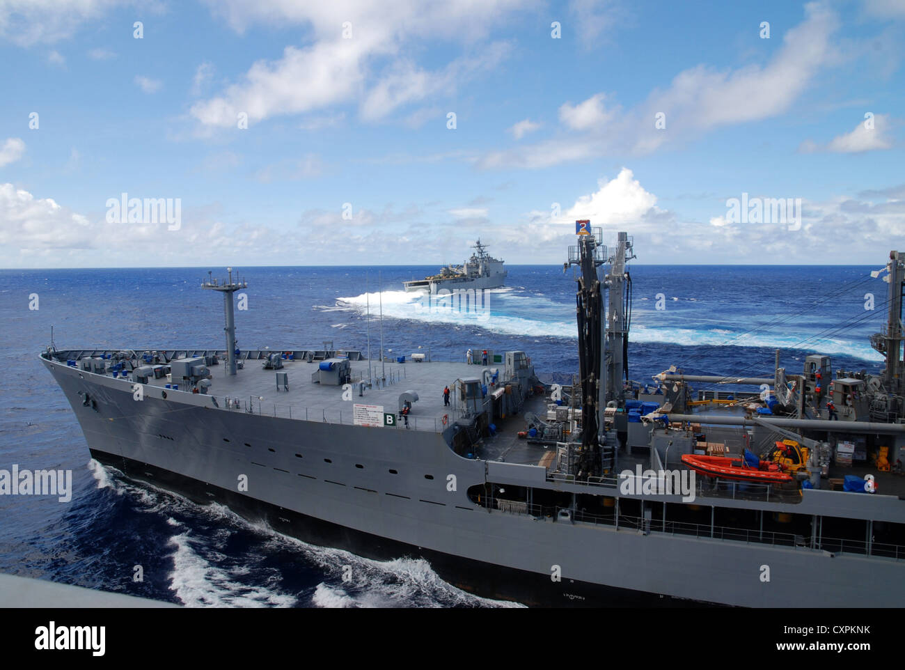 Amphibische Landung dock Schiff USS Rushmore (LSD 47) zieht weg von Flotte Auffüllung öler USNS Johannes Ericksson (T-AO-194) nach Abschluss eines unterwegs Nachschub. Rushmore ist Teil der Peleliu Amphibious Ready Gruppe derzeit auf einer Bereitstellung mit Amphibisches Schiff USS Peleliu (LHA 5) und amphibious Transport dock Schiff USS Green Bay LPD (20). Stockfoto